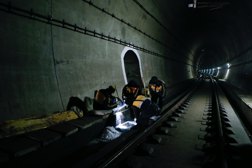 察哈尔右翼后铁路运营隧道病害现状